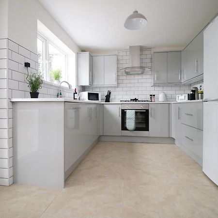 Family Home In The Charming Coastal Town Of Barry Exteriér fotografie