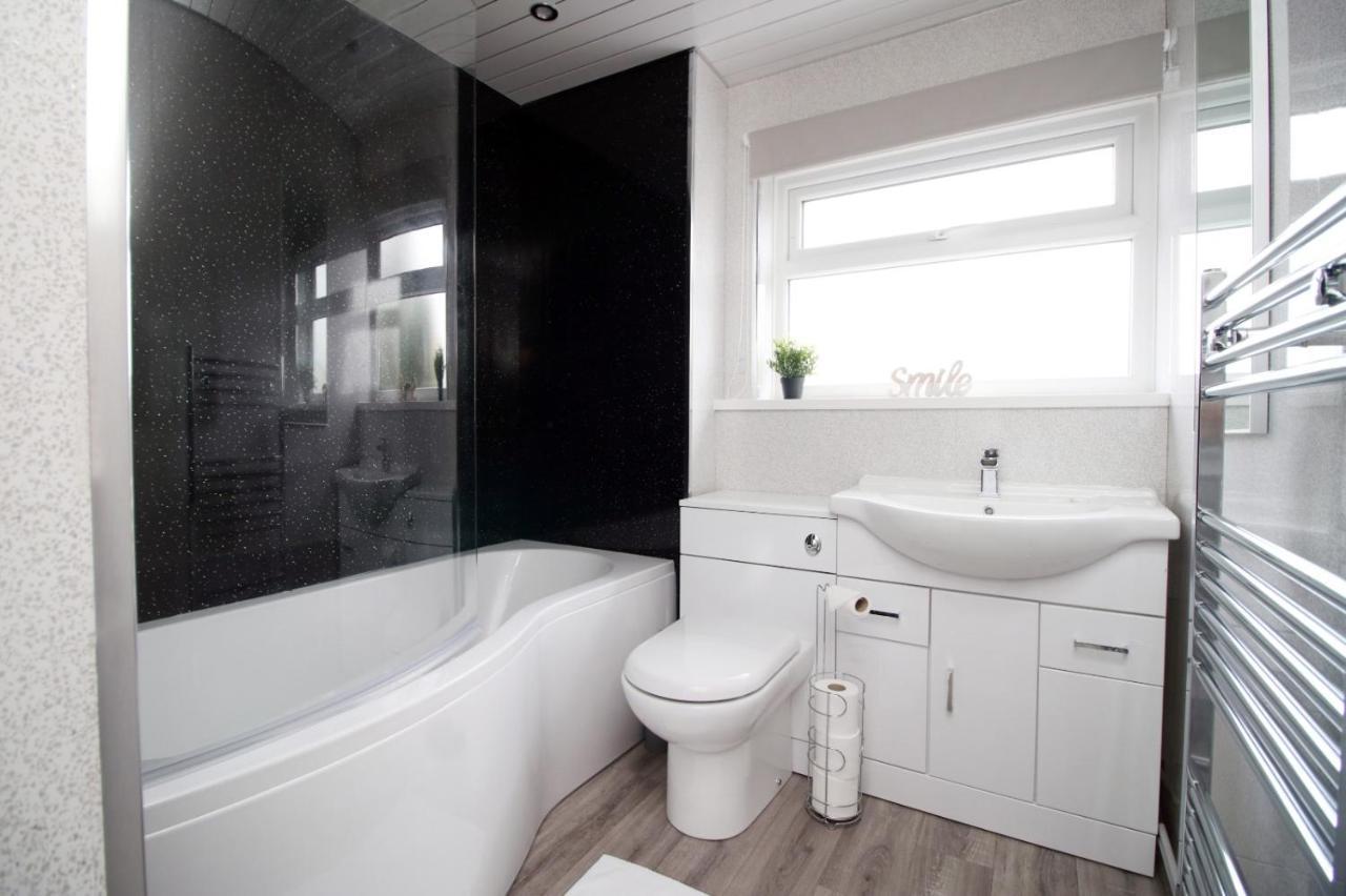 Family Home In The Charming Coastal Town Of Barry Exteriér fotografie