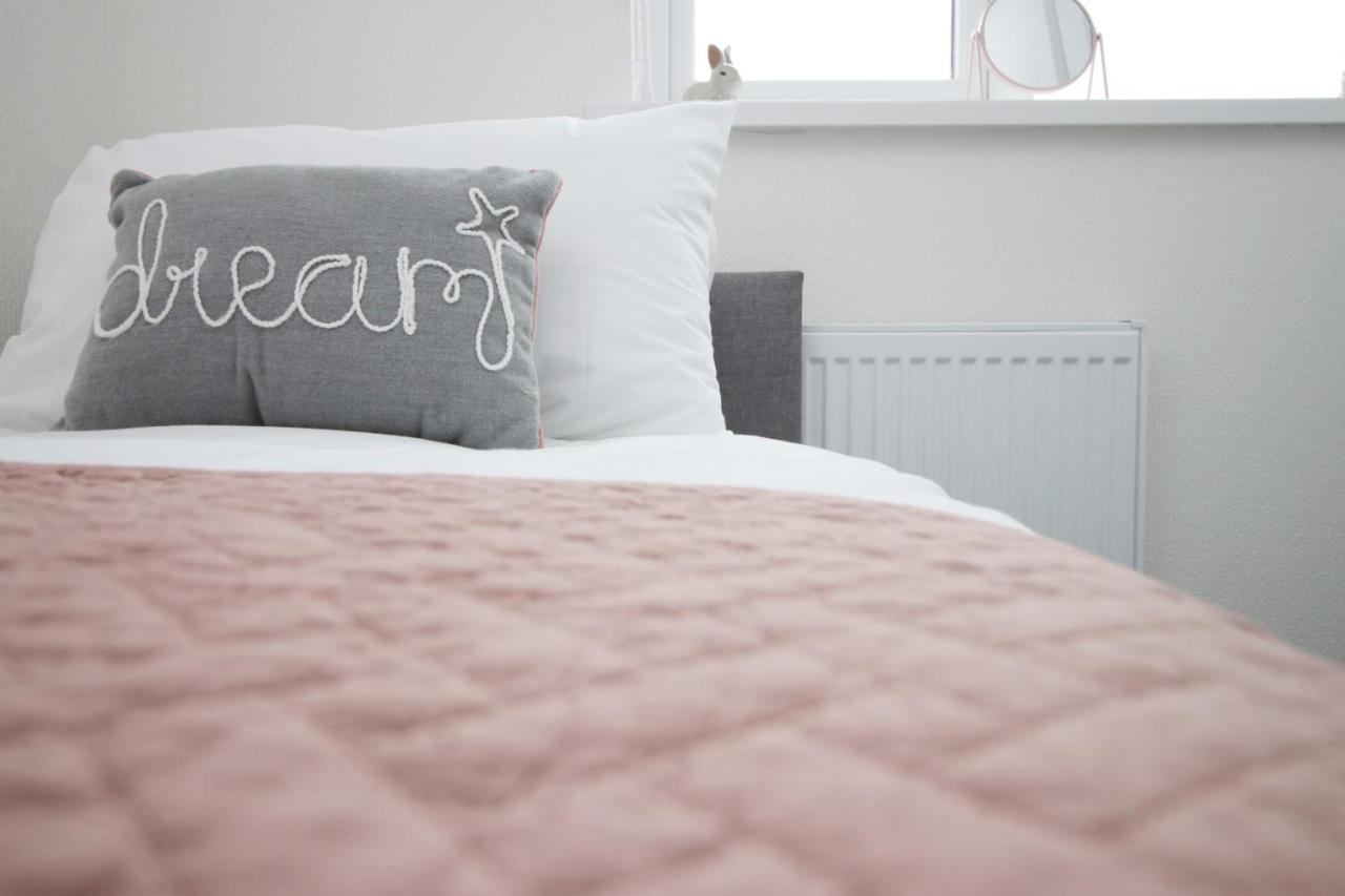 Family Home In The Charming Coastal Town Of Barry Exteriér fotografie